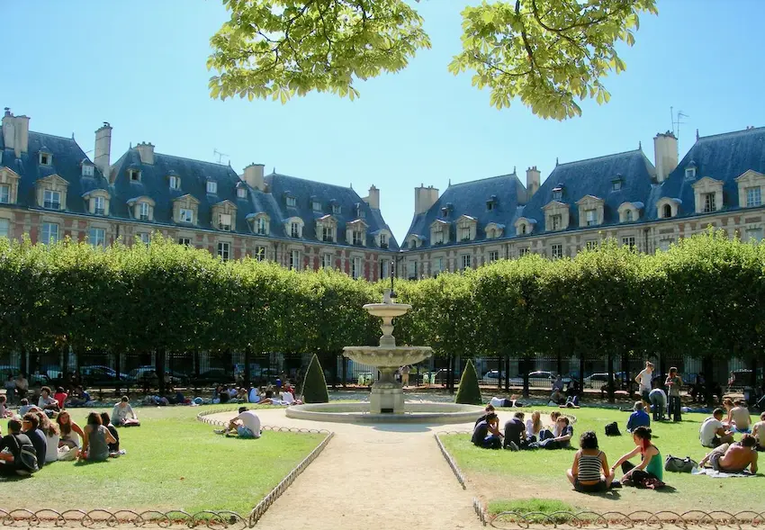 Retail analysis : understanding customer profiles in Le Marais, Paris.