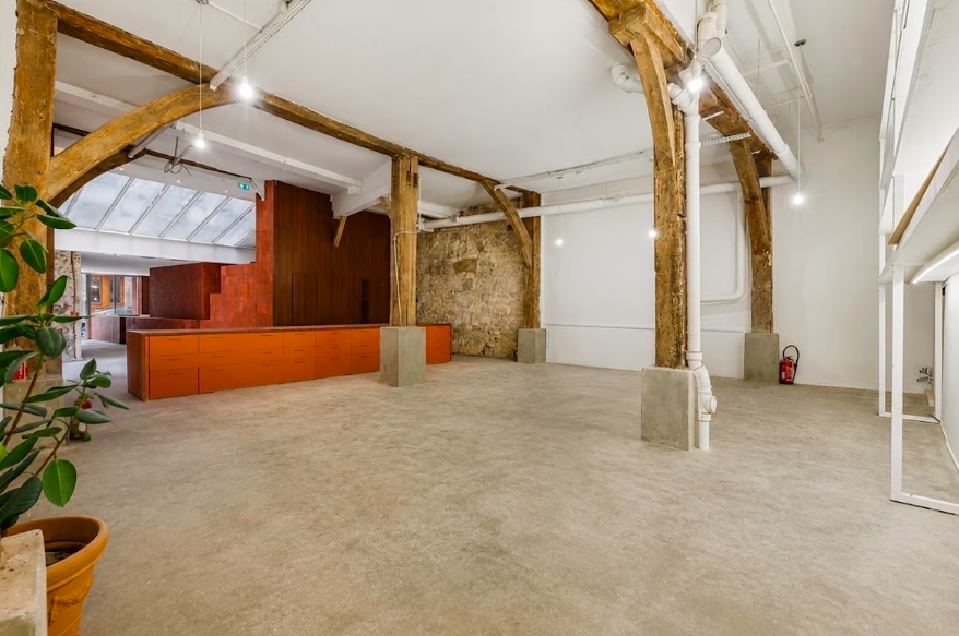 Pop-up store rental on Rue des Saints-Pères, Paris 6th