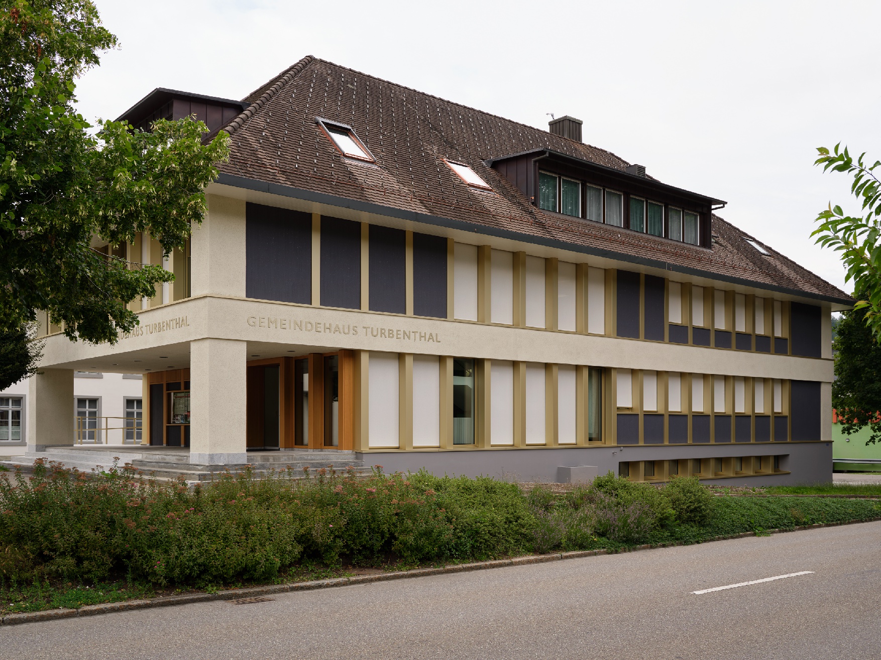 Erneuerung der Aussenhülle mit integrierter Solaranlage, Kontrollierte Lüftung und Minergie-P Standard 