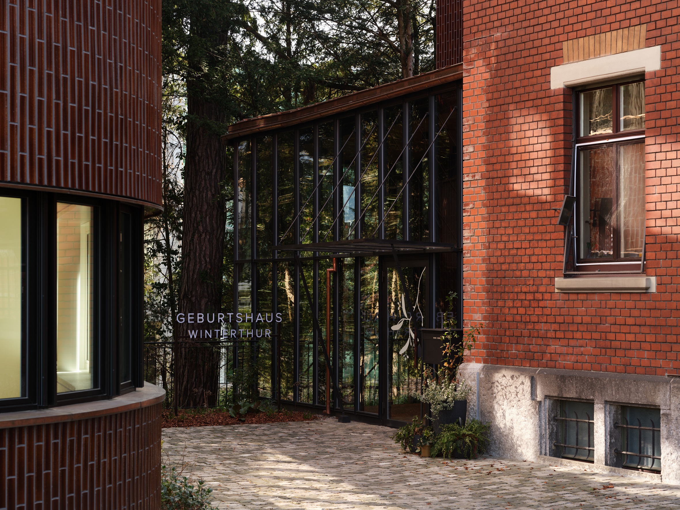 Verglaster Eingang zum Geburtshaus Winterthur zwischen der Villa Lindeneck und dem Ergänzungsbau.