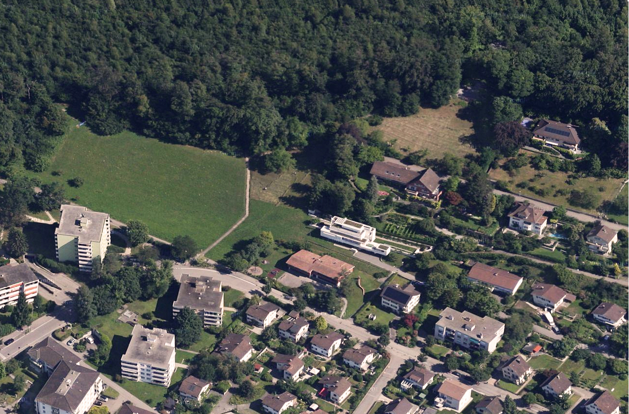 Luftaufnahme von Haus Trottenweg und dem umliegenden Wohnquartier am Waldrand in Uster.