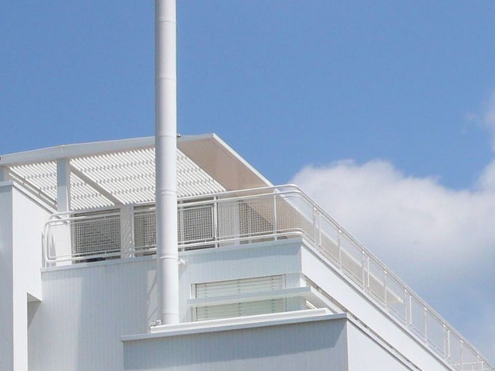 Penthouse und Dachterrasse von Haus Trottenweg mit weissem Geländer und Pergola.
