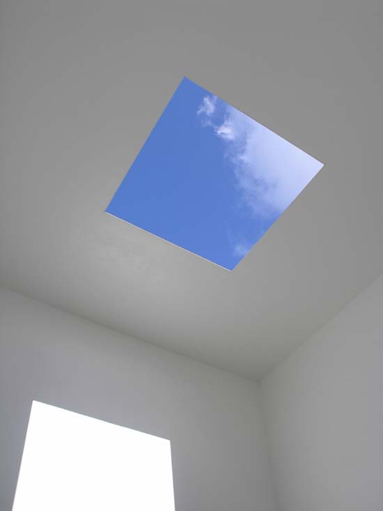 Skyspace in Haus Trottenweg mit quadratischer Deckenöffnung und Blick in den blauen Himmel.