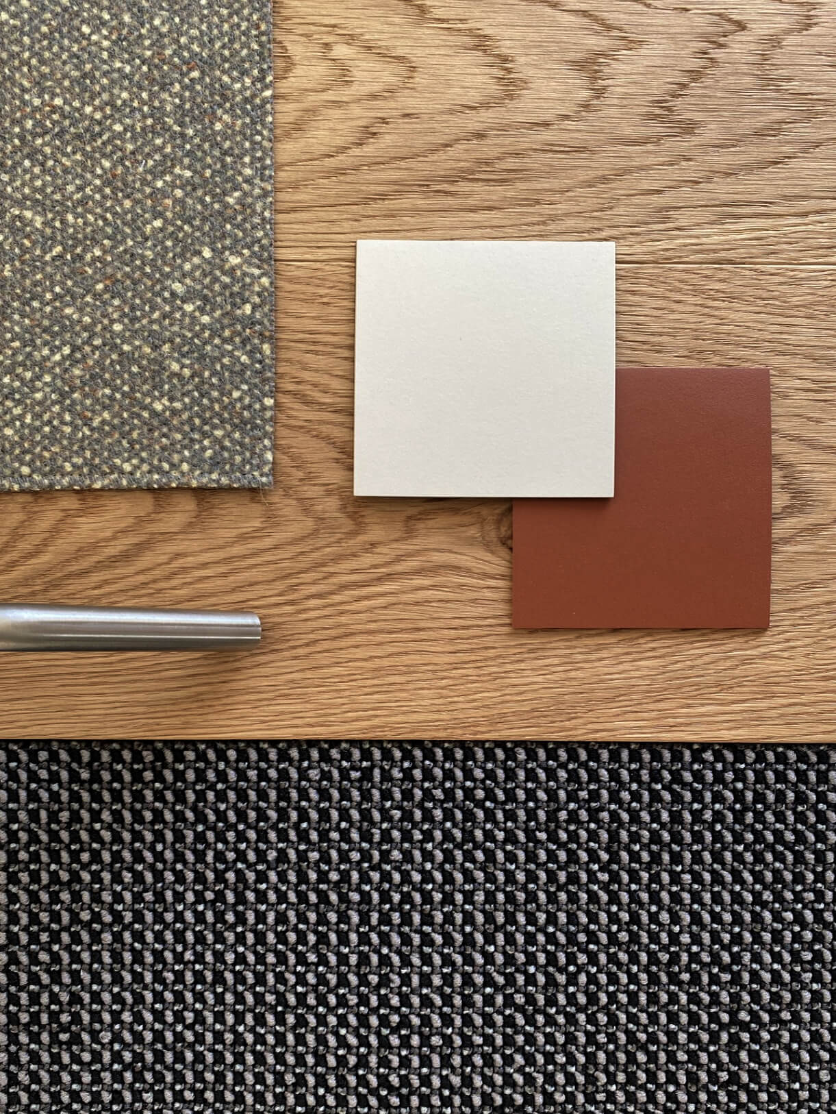 Material- und Farbkonzept für den Büroausbau L95 mit Holz, Stoff und Farbmusterplatten.
