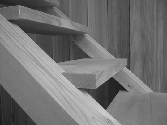 Offene Holztreppe mit sichtbaren Wangen und Trittstufen im Aikido-Dojo Zürich.