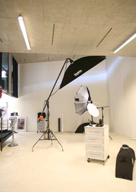 Fotostudio mit Beleuchtungsausrüstung und heller Aufnahmefläche im Medien- und Grafikzentrum.