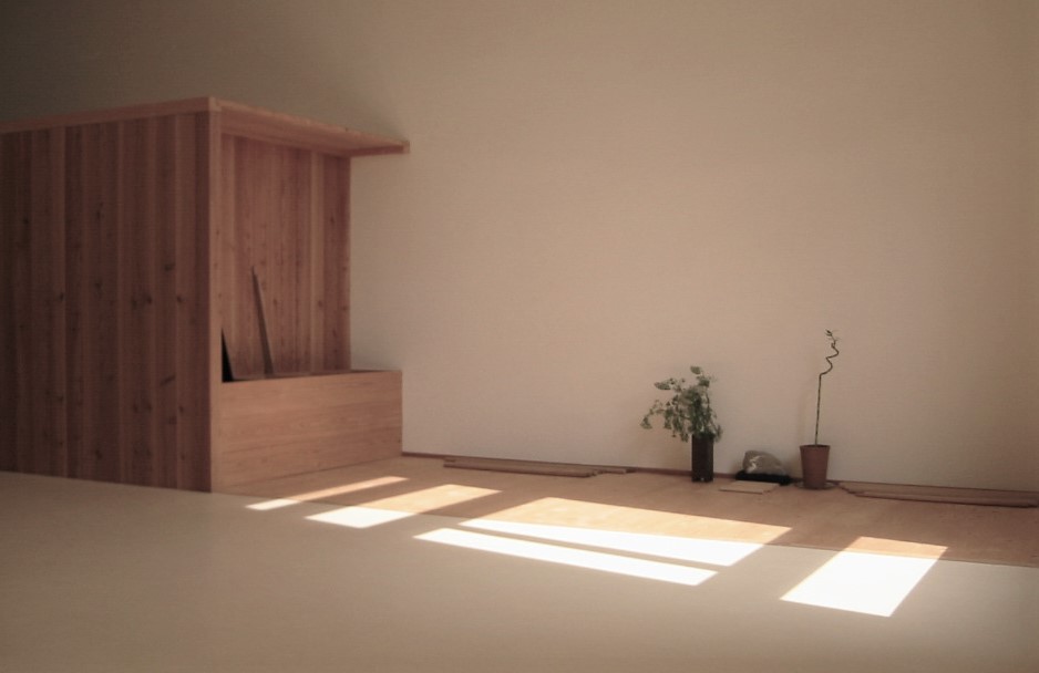 Trainingsraum des Aikido-Dojos Zürich mit hellem Boden und einem hölzernen Raumeinbau.