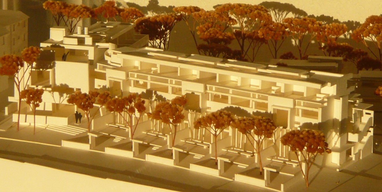 Architekturmodell eines Wohn- und Pflegezentrums mit langer Terrassenfront und Baumreihen.