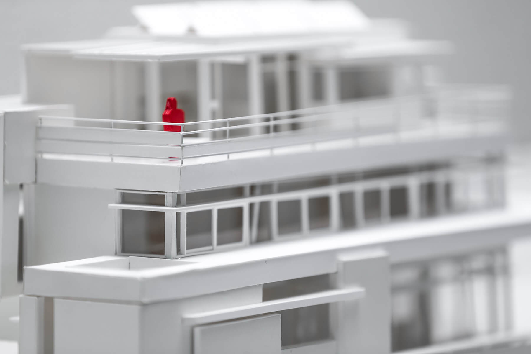 Architekturmodell von Haus Trottenweg mit Balkonen, grossen Fenstern und einer roten Modellfigur.