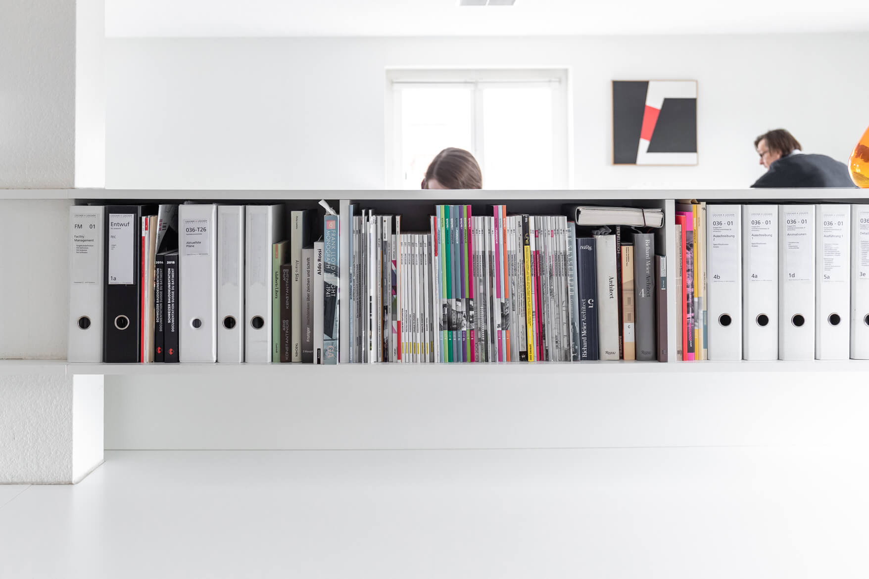 Offenes Regal mit Architekturzeitschriften und Ordnern im Büro von Lüscher-Lüscher Architekten.