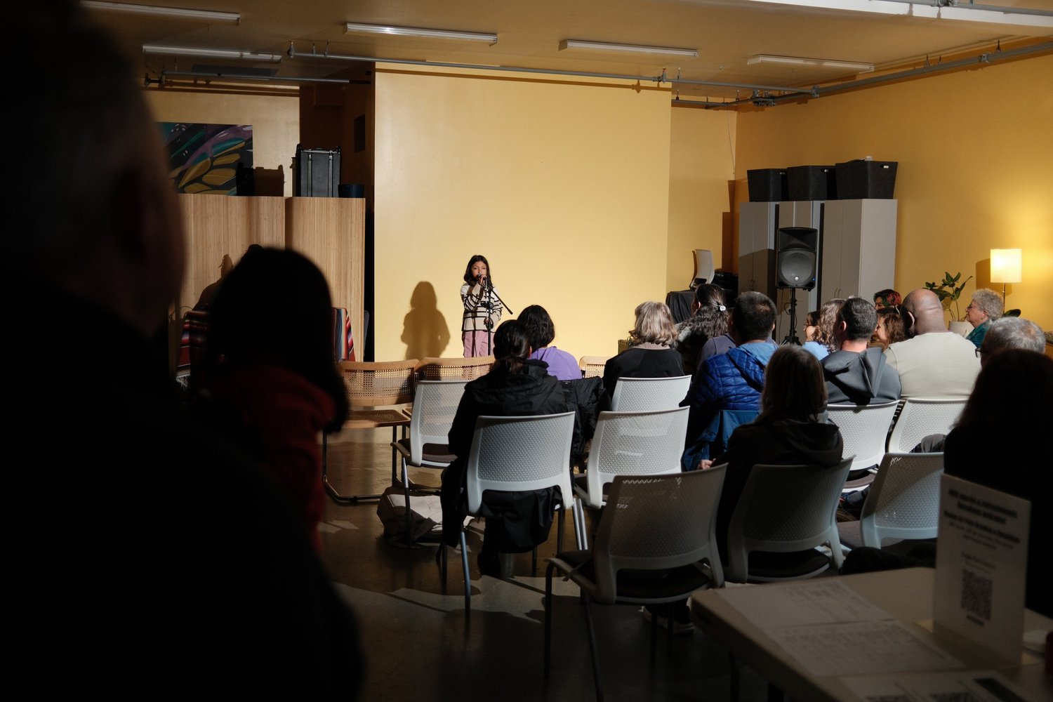 View past listeners toward the vocalist.
