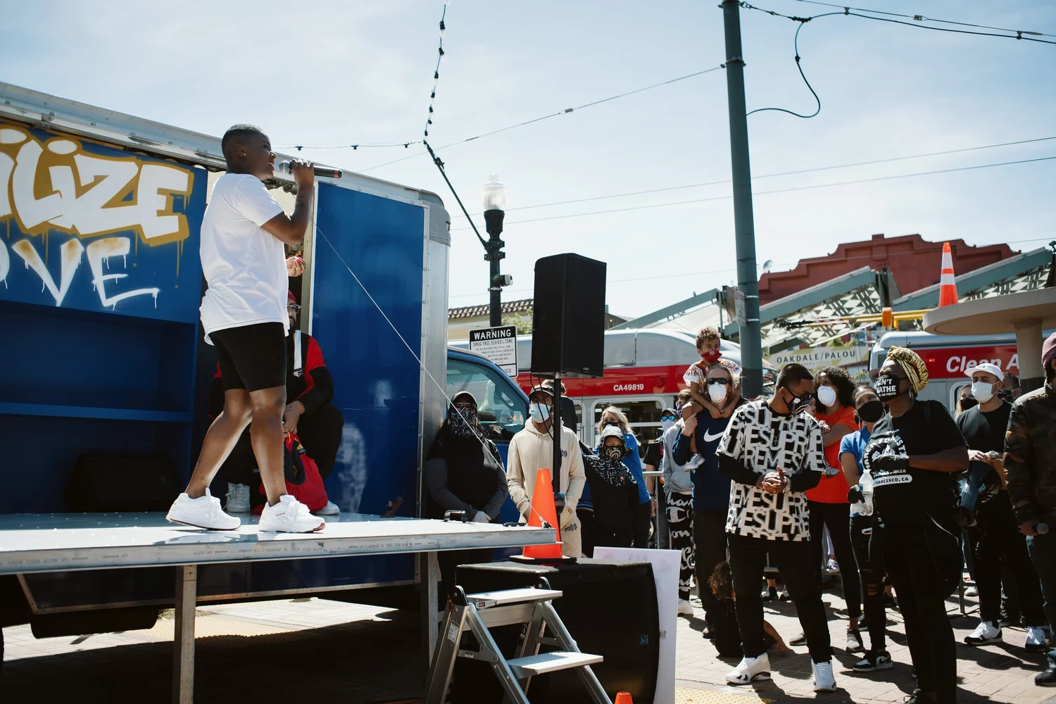 Side view of the performer and nearby audience.