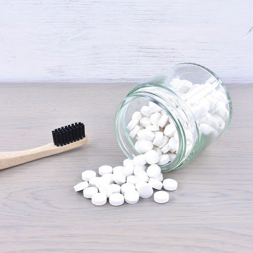 Denttabs biedt tandpastatabletten op basis van cellulose uit bomen en natuurlijke aroma’s, die je tanden schoon én het milieu schoon houden 
