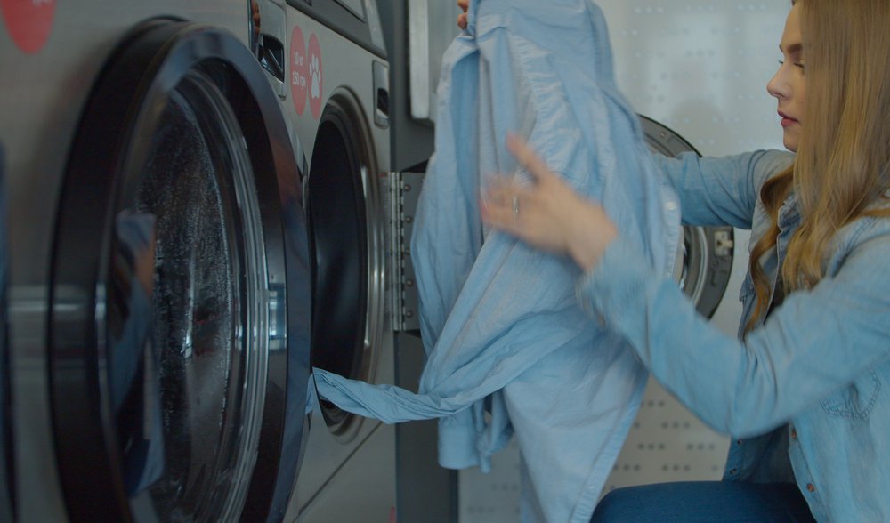 Je kledij binnenstebuiten keren voor het wassen beschermt de kleuren en zorgt er ook voor dat je kledij minder snel gaat opwollen.