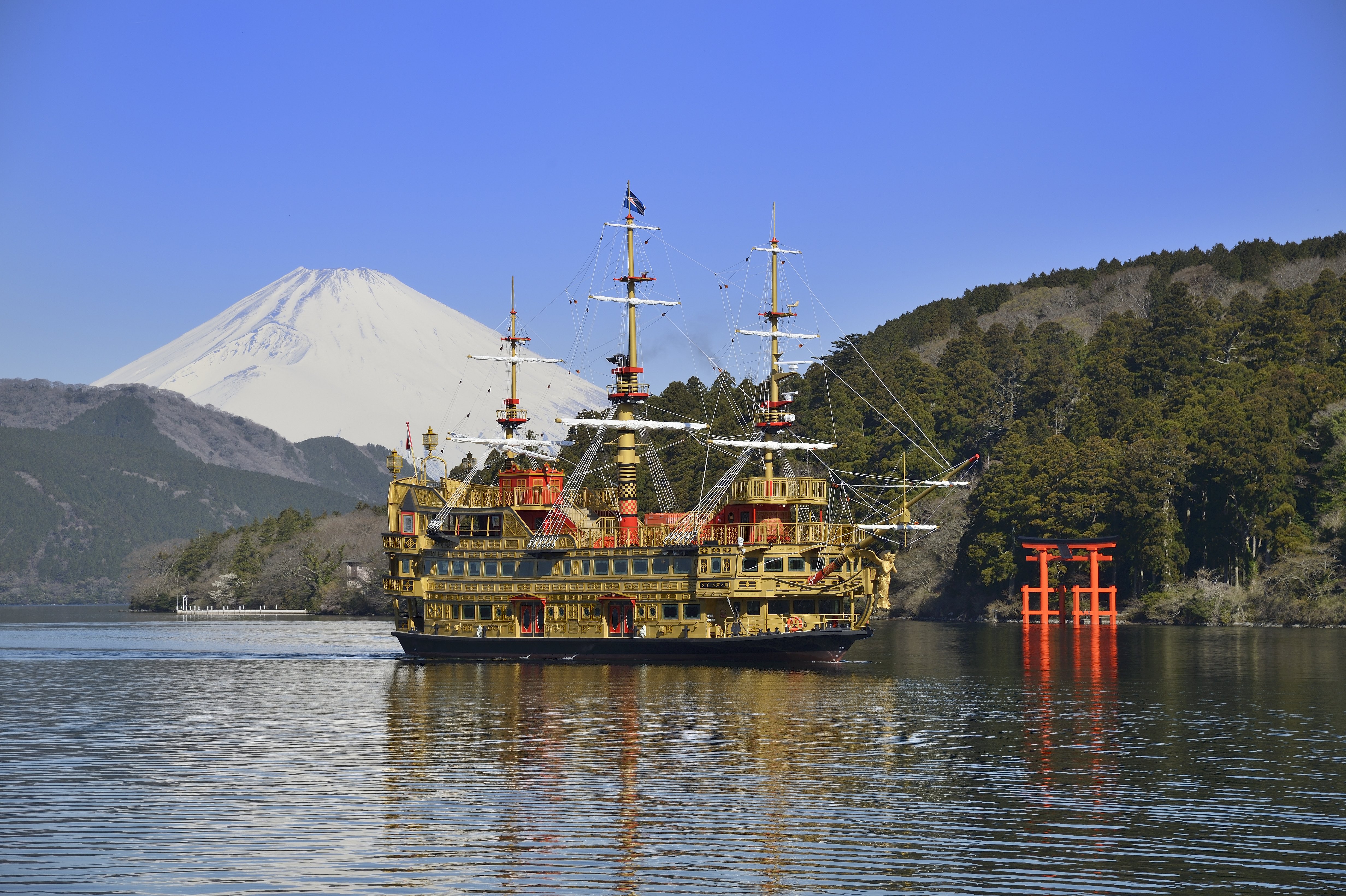 箱根町：芦ノ湖に浮かぶ「箱根海賊船」にデートスポットとして