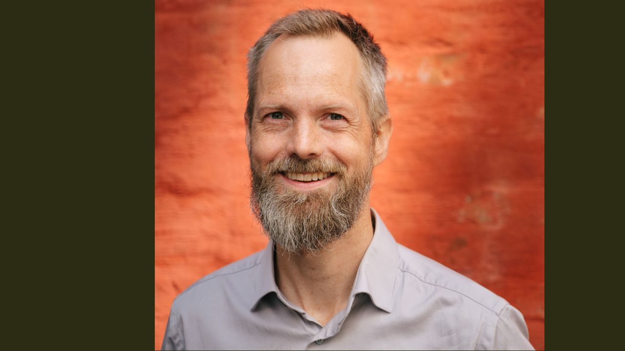 Kven styrer feeden min?