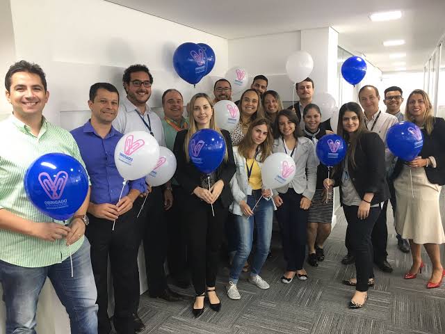 El equipo de reclutamiento de Concentrix Brasil en su oficina, con globos de “Obrigado”