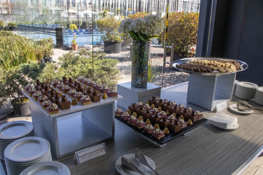 Mesa de postres montada junto al jardín de la terraza