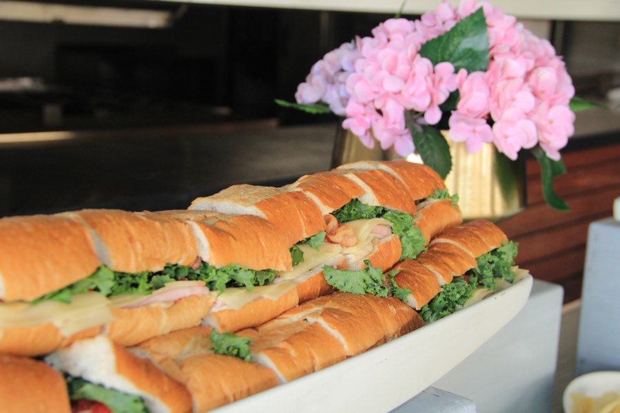 Mesa de bocadillos con flores rosadas durante la recepción