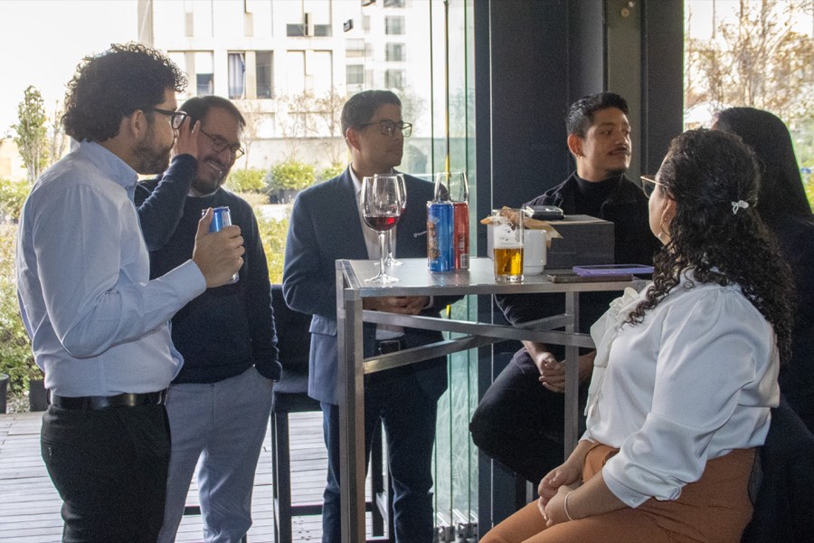 Networking junto a la barra durante la recepción