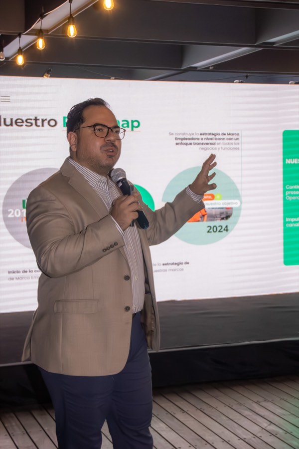 Ponente explicando una gráfica durante su presentación