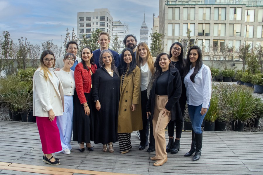 Foto de grupo de los asistentes en la terraza, con el skyline de Ciudad de México detrás