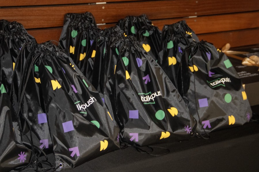 Bolsas de bienvenida alineadas antes de la entrega