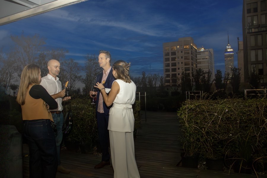 Conversación en la terraza al anochecer, con la Torre Latinoamericana al fondo