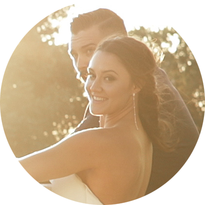circle icon photo of bride and groom standing on the bridge in sacramento