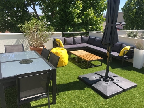 Terrasse en gazon synthétique, Suresnes (92), Île-de-France, Paris, M+Pose, mpluspose.com