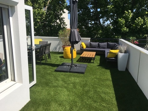 Terrasse en gazon synthétique, Suresnes (92) Jardin en gazon synthétique, Jardin en gazon synthétique, M+Pose