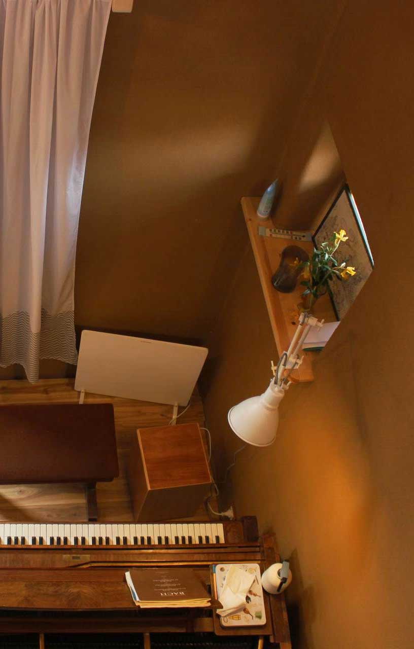 hliněné omítky-zátiší-domácnost s klavírem