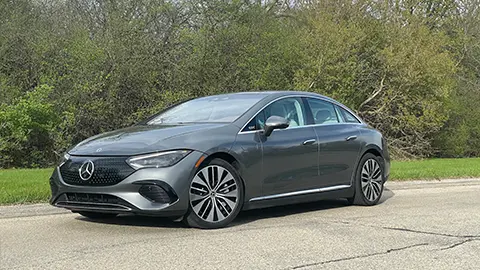 Un Mercedes-Benz EQE 500 2025 negro
