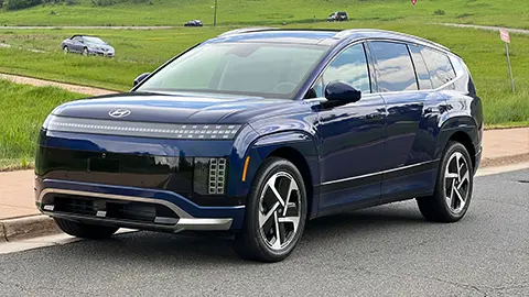 Un Hyundai ioniq 9 azul 2025