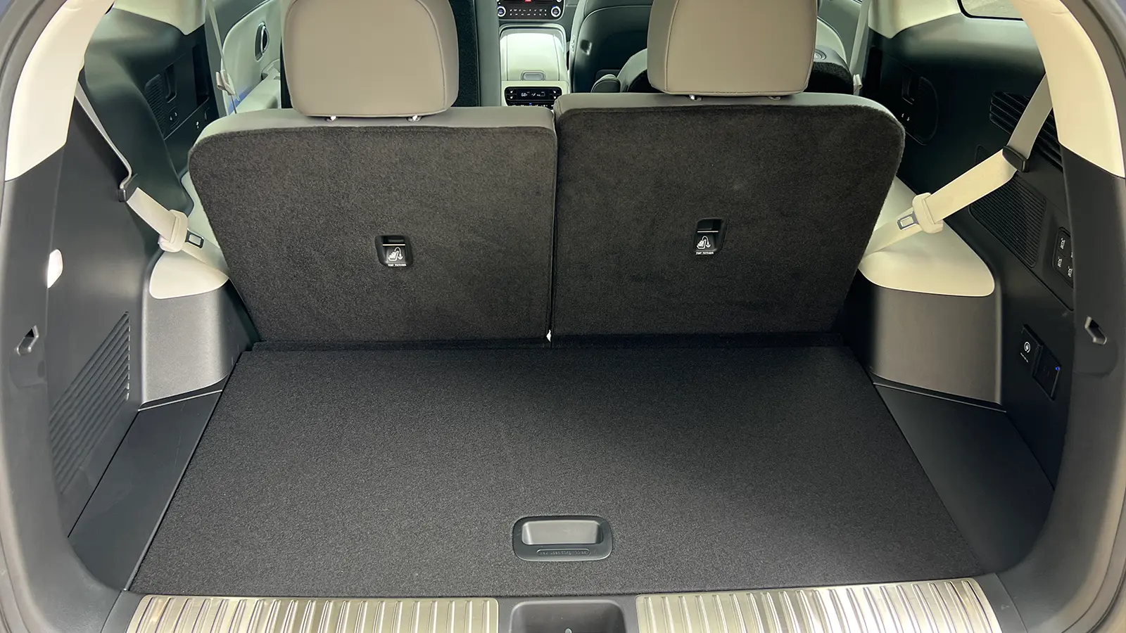 The 2025 Hyundai ioniq 9 cargo view
