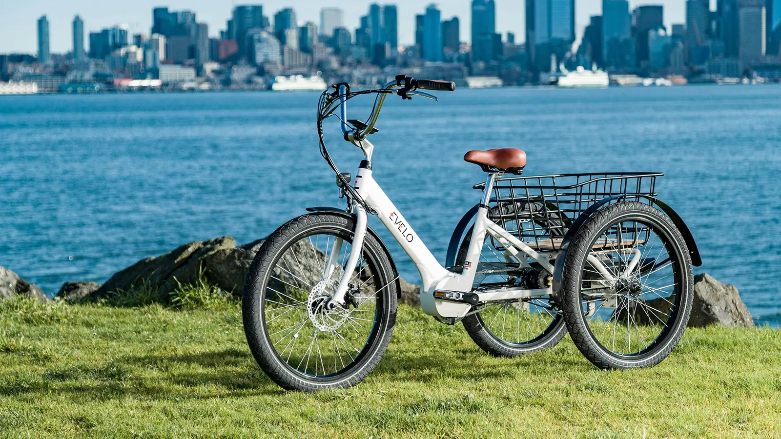 A cargo e-Bike on the bay with a cargo basket int he back on a nice sunny day