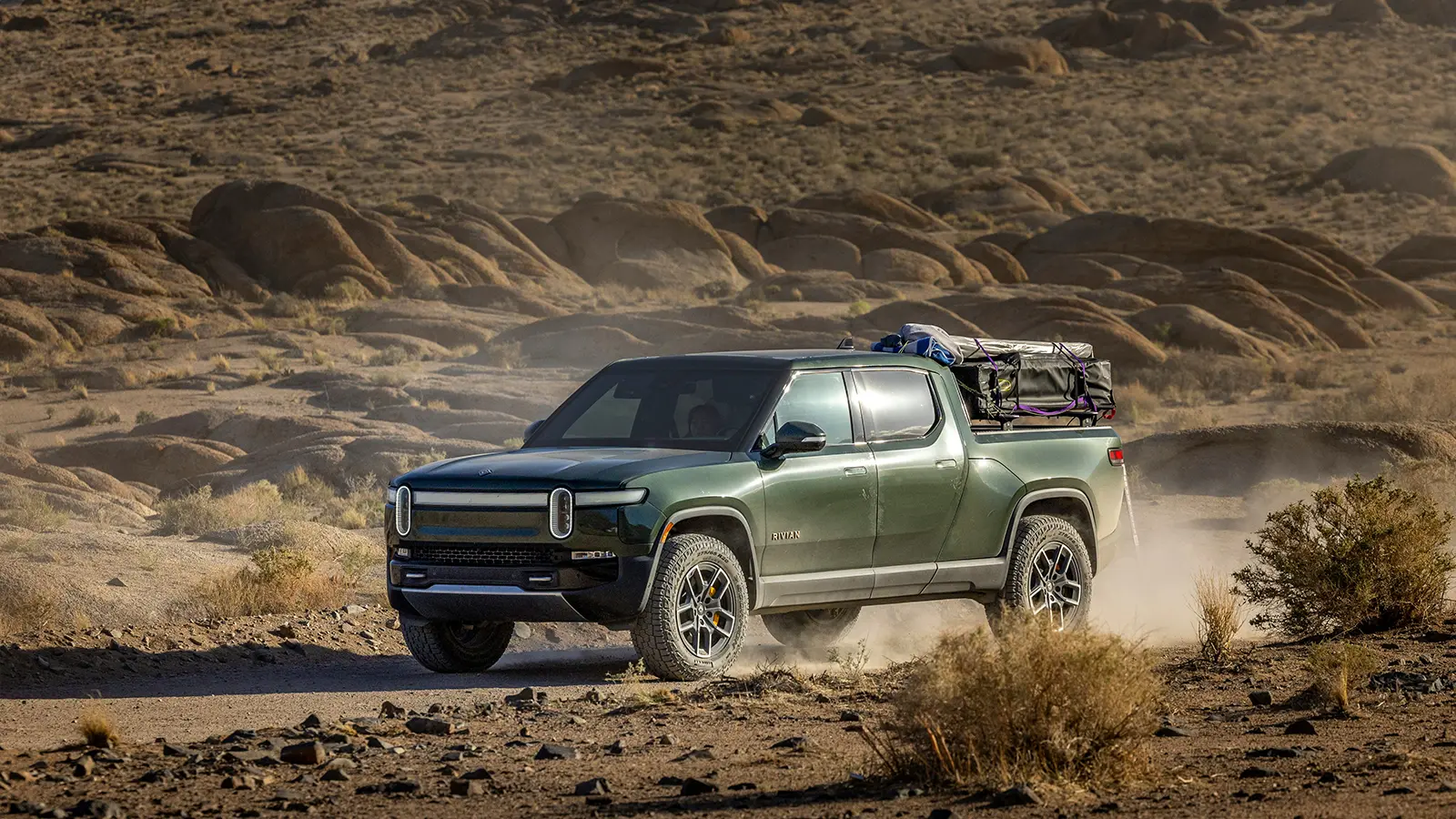 Un Rivian R1 corriendo por el desierto