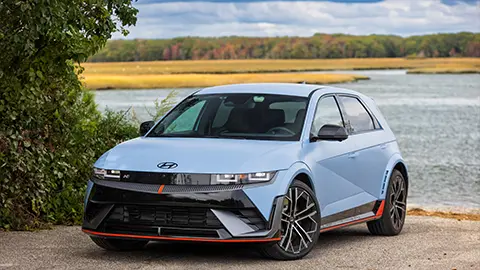 Un Hyundai Ioniq 5 azul 2025 en un lago