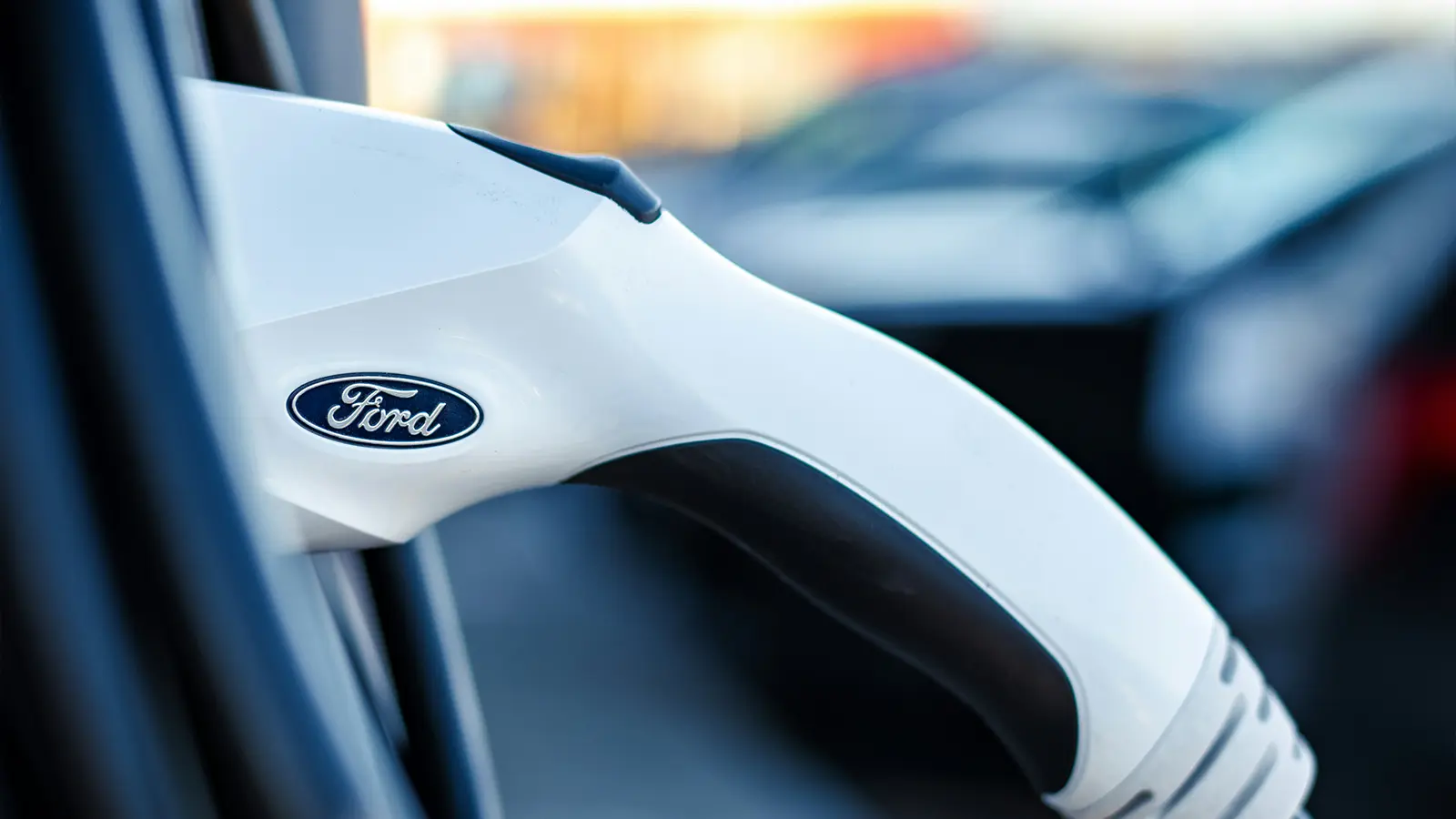 Un cargador Ford EV conectado a un vehículo