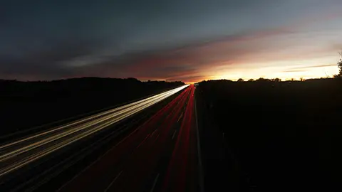Una autopista al anochecer