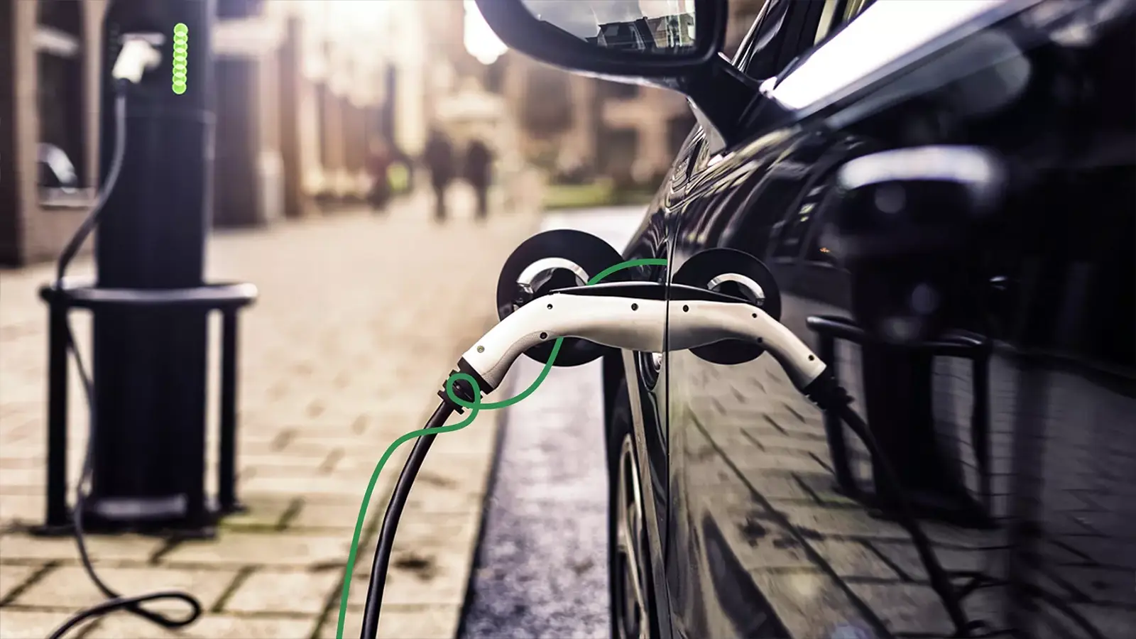 Coche eléctrico en la estación de carga