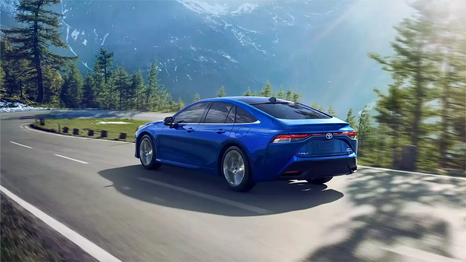 un Toyota Mirai en una carretera junto al lago