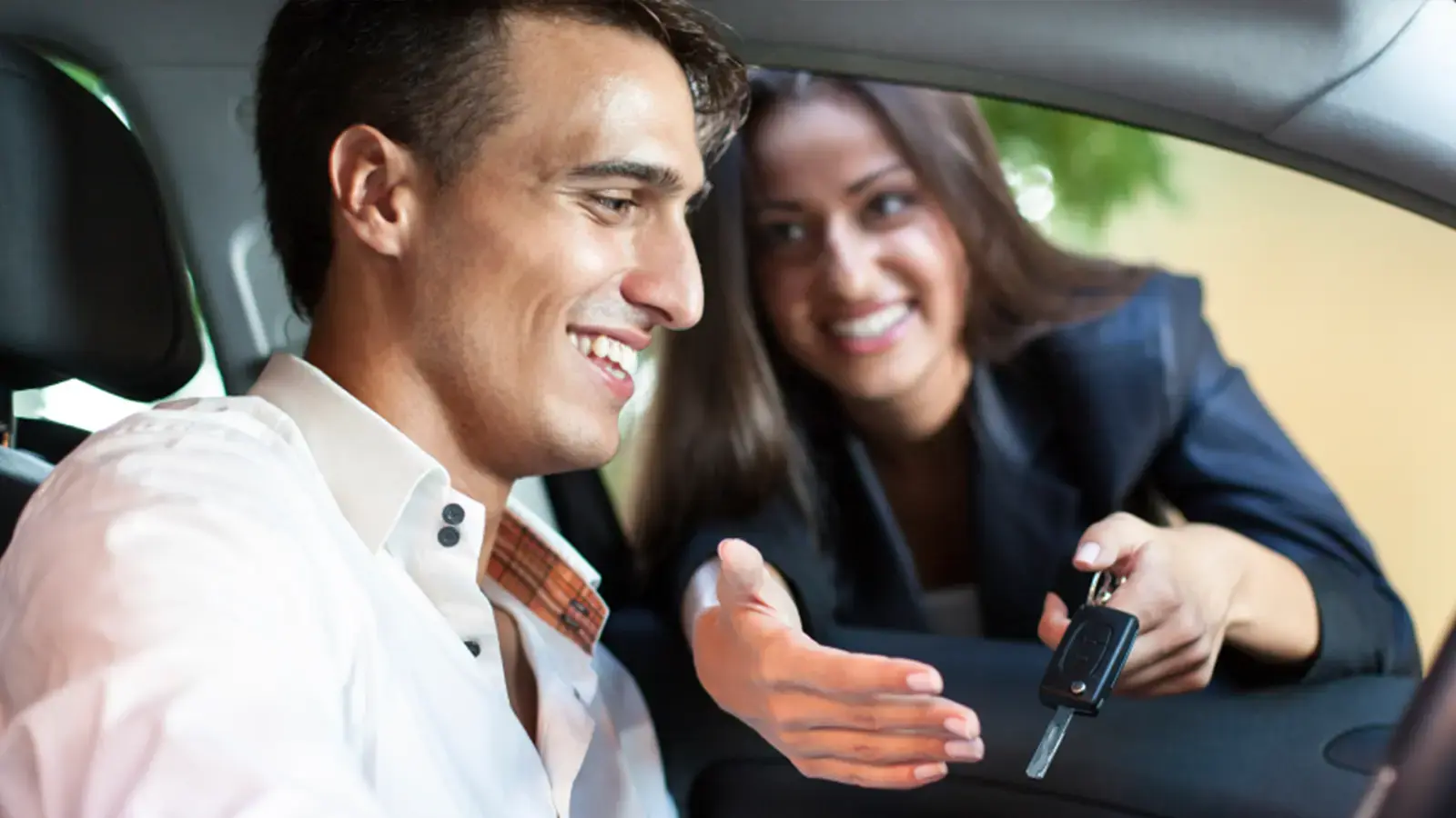 Man le compra un auto a una mujer