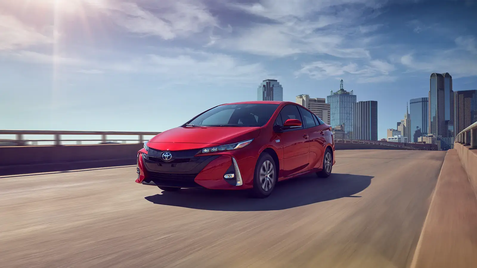 Toyota Prius Prime conduciendo por la carretera