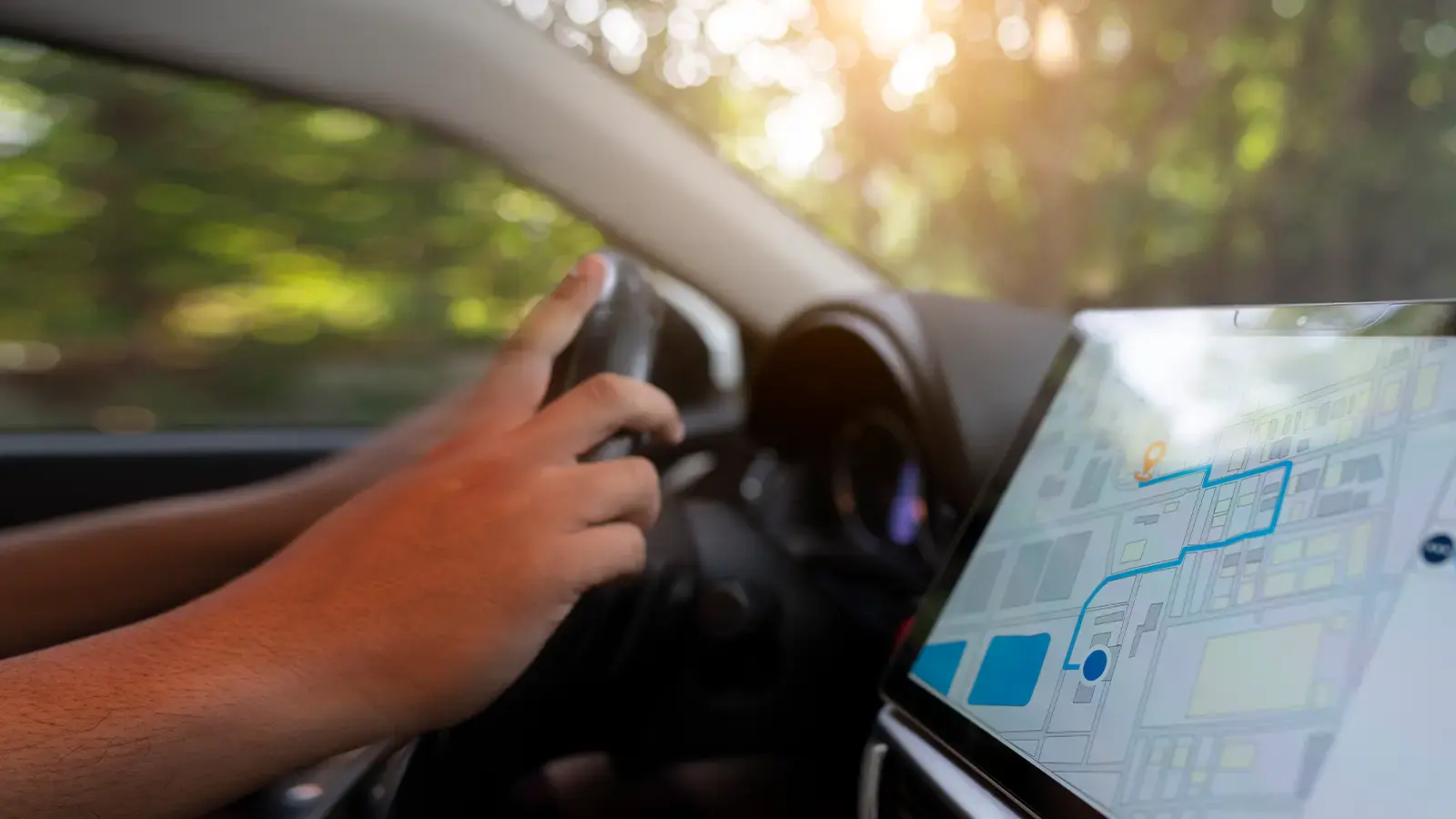 conducir un automóvil verde que muestra la pantalla de tecnología