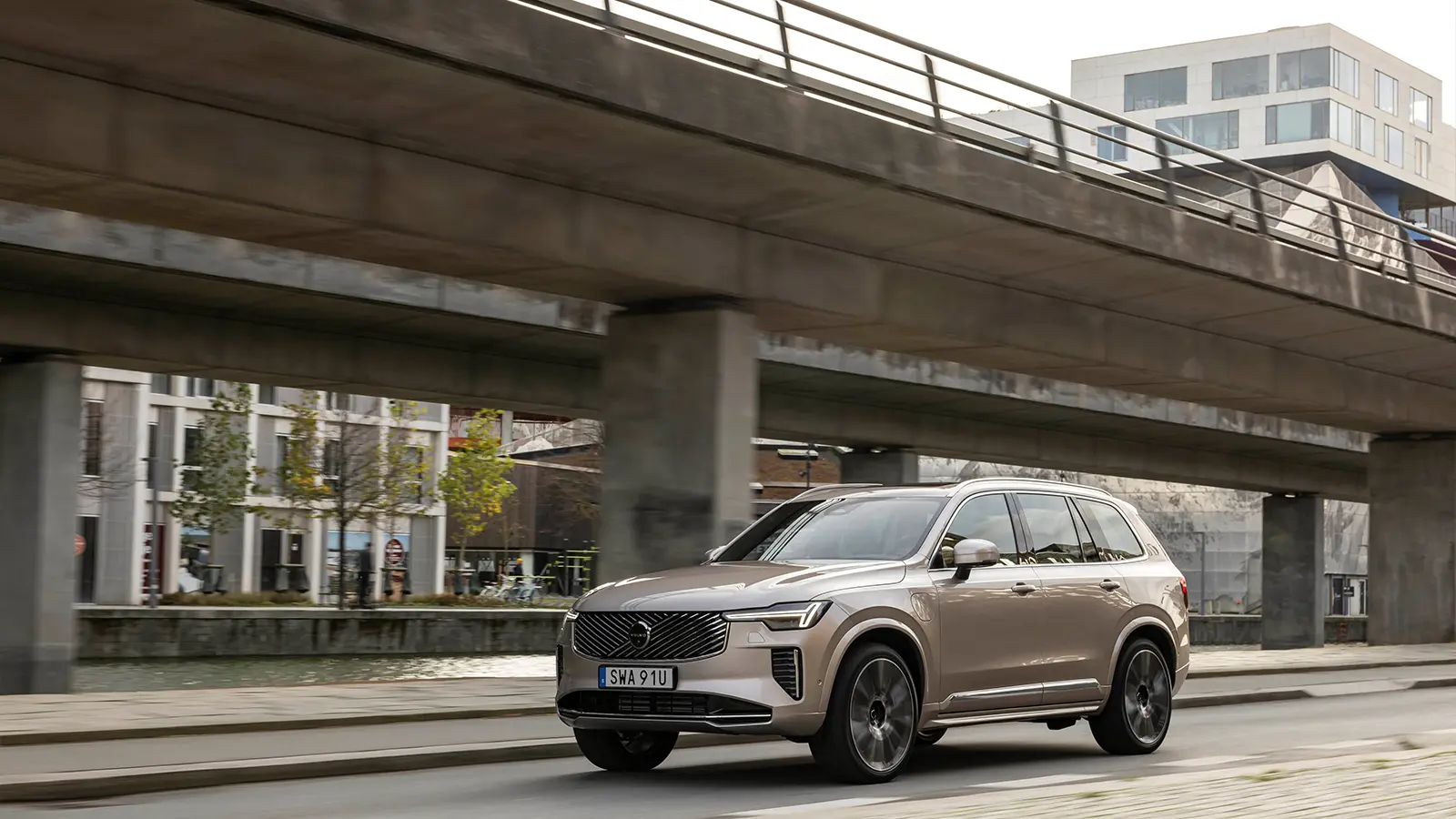 A silver 2025 Volvo XC90 T8 PHEV