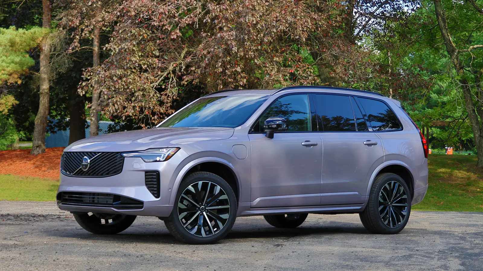 A silver 2026 Volvo XC90 T8 PHEV front-view