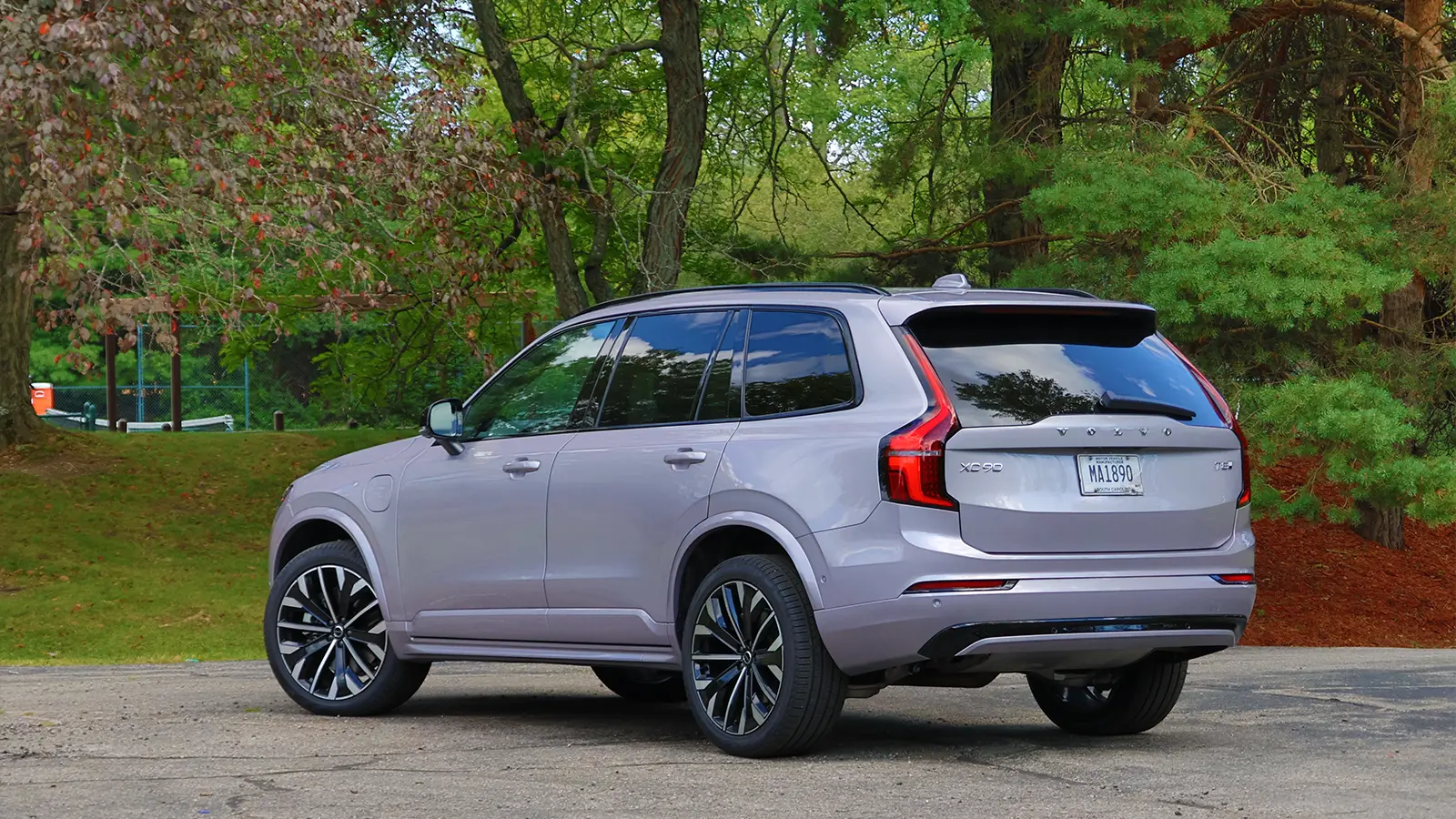 A silver 2026 Volvo XC90 T8 PHEV side-view
