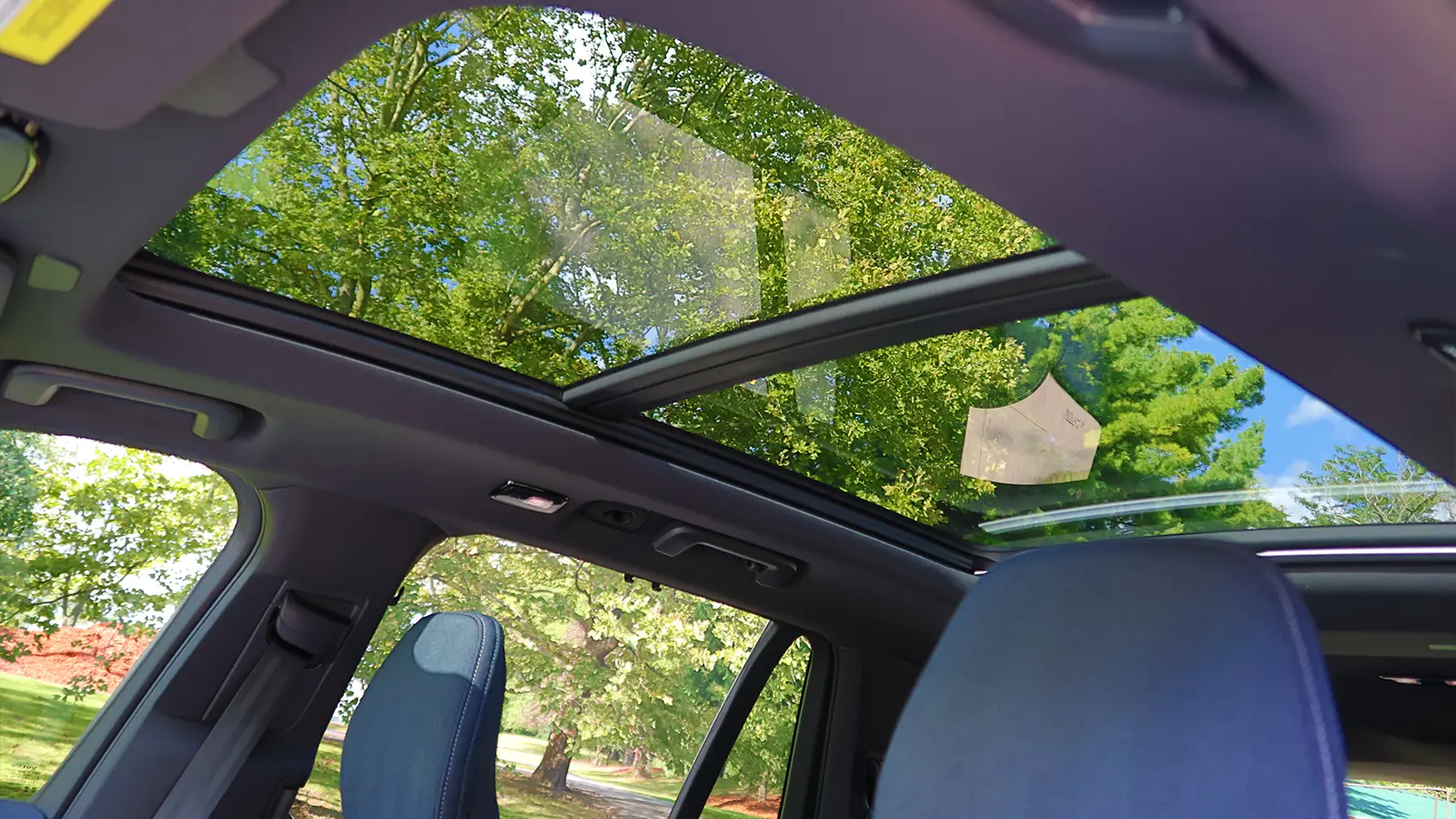 A silver 2026 Volvo XC90 T8 PHEV moon roof