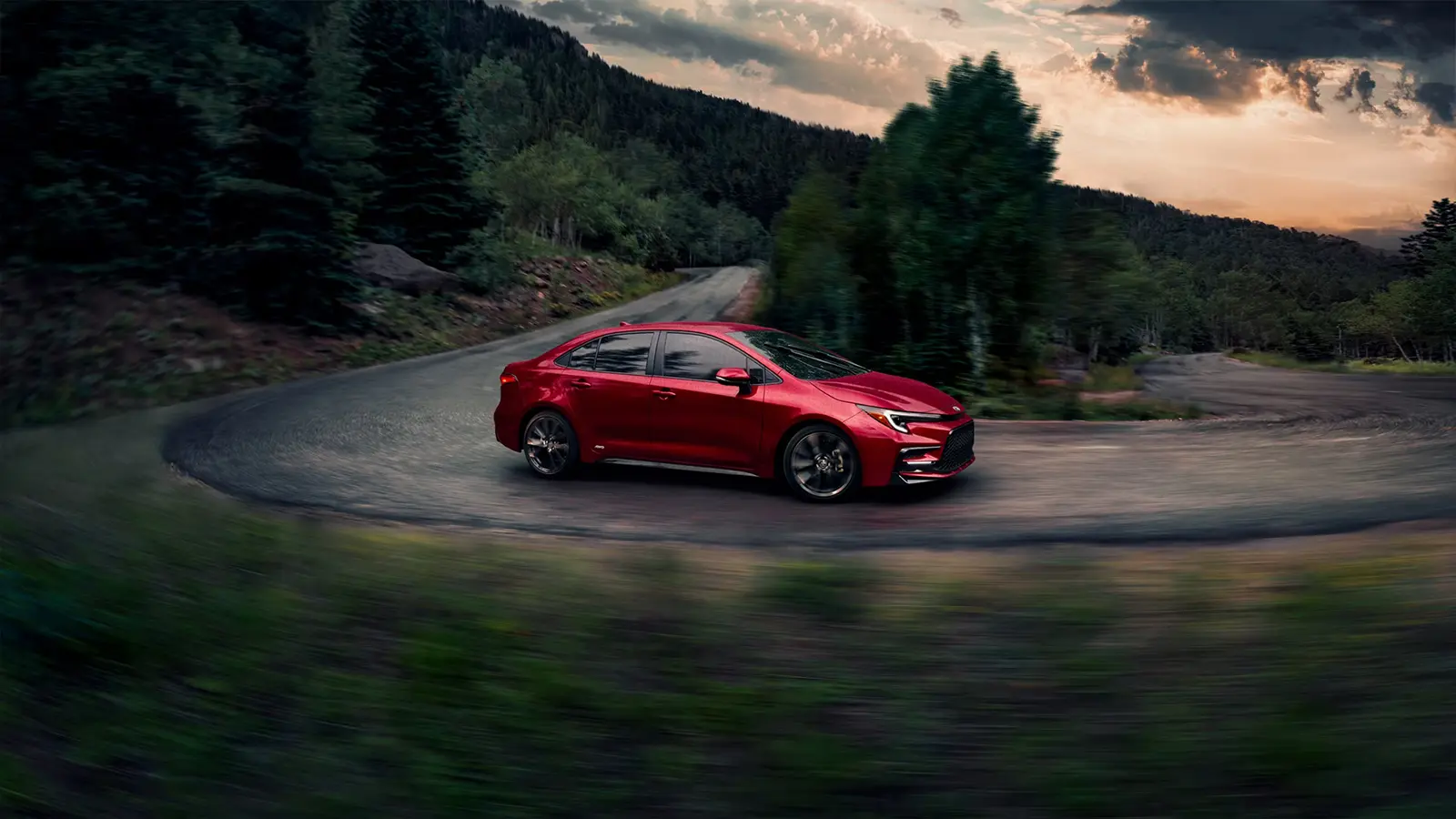 un Toyota Corolla híbrido 2025 rojo
